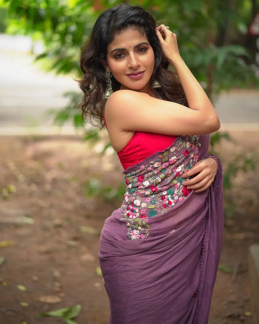 INDIAN GIRL ISWARYA MENON IN TRADITIONAL VIOLET SAREE SLEEVELESS RED BLOUSE 6